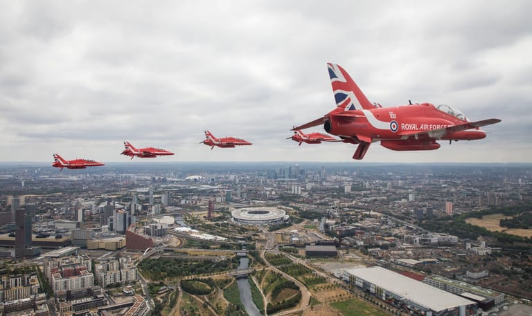 Die Royal Air Force fliegt über den Buckingham-Palast.
