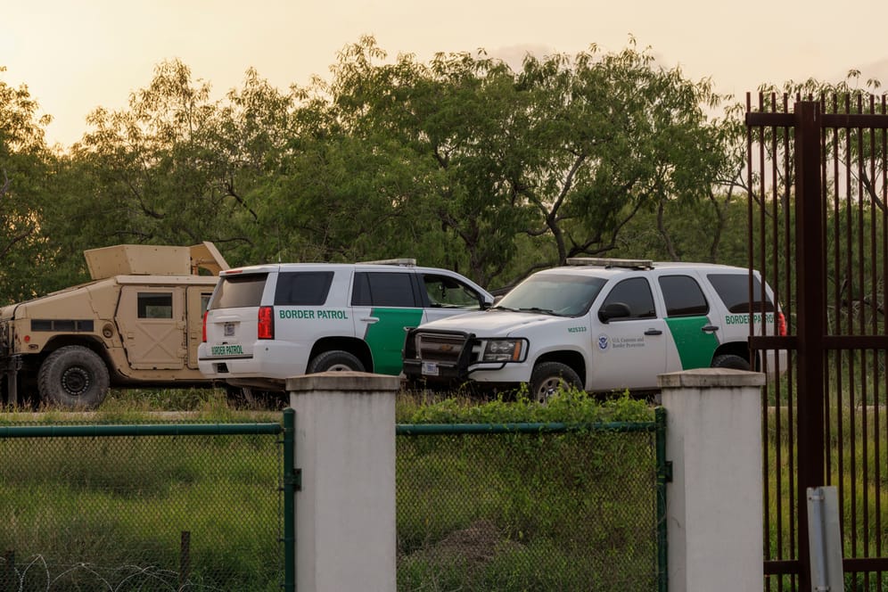 Fahrzeuge der Grenzkontrolle in Texas (Symbolbild): Vor einem Heim für Migranten kamen sieben Personen ums Leben.