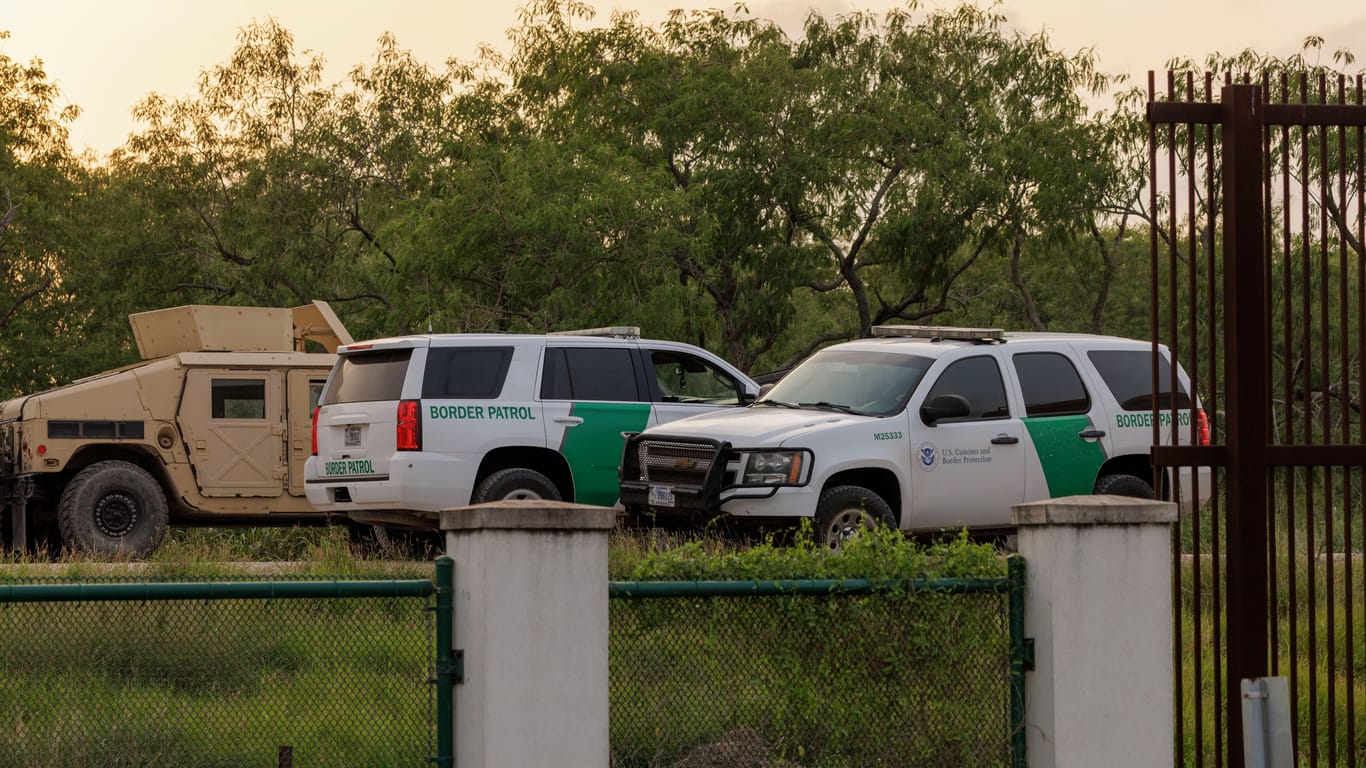 Fahrzeuge der Grenzkontrolle in Texas (Symbolbild): Vor einem Heim für Migranten kamen sieben Personen ums Leben.
