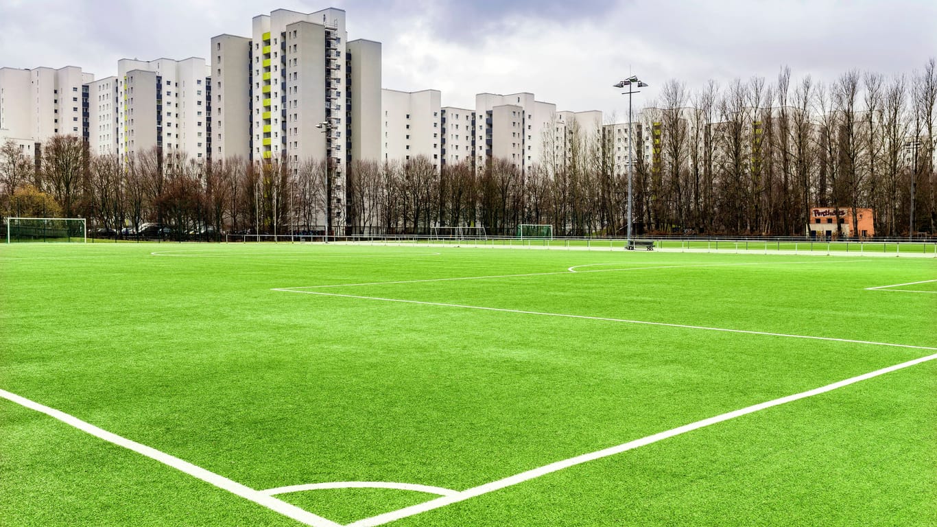 Ein Fußballplatz in Berlin (Archivbild): In der Bezirksliga ist ein Spiel eskaliert.