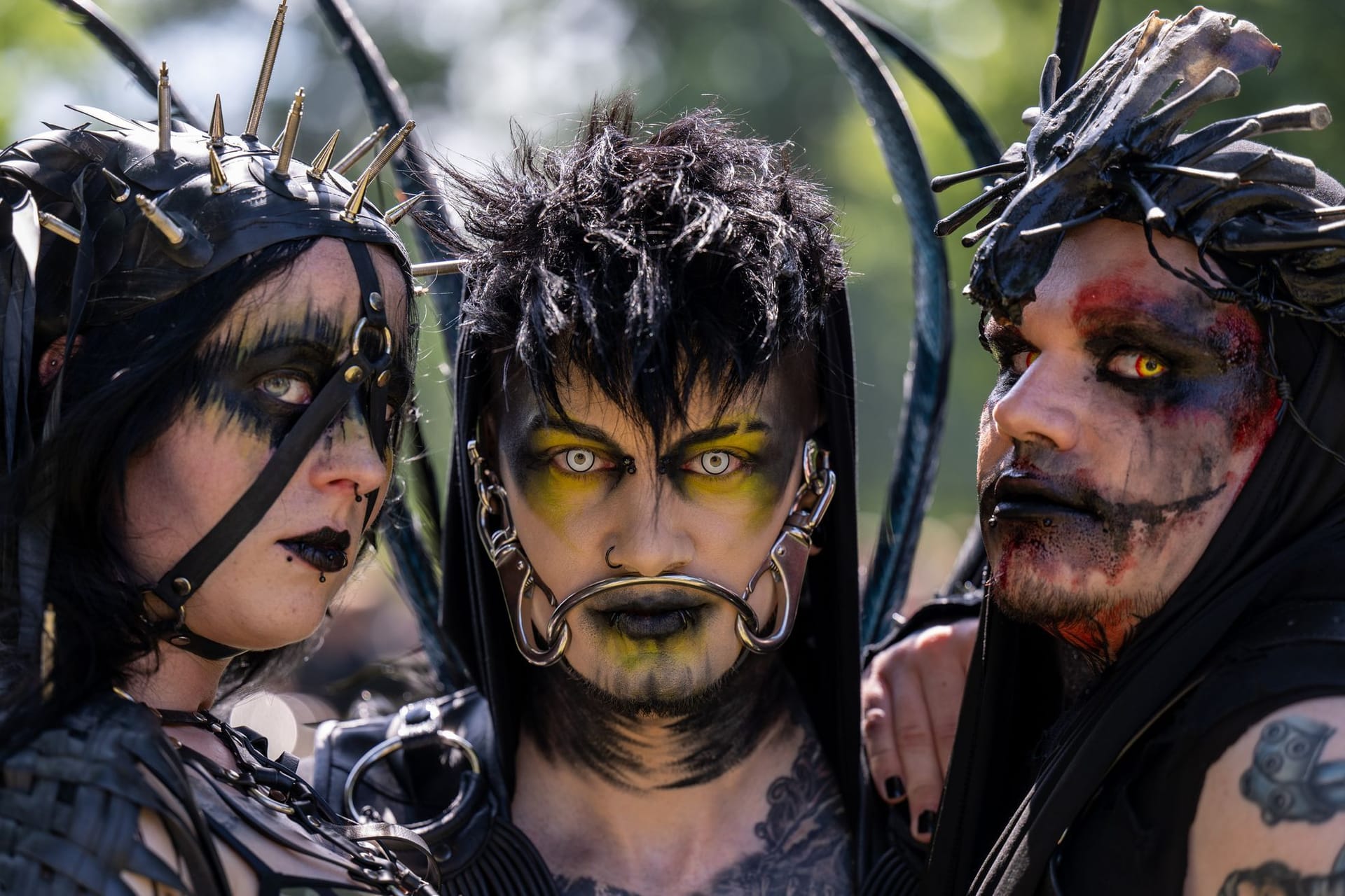 30. Wave-Gotik-Treffen in Leipzig: Xenia (l-r), Manni und Robin aus Nordrhein-Westfalen zeigen sich im Clara-Zetkin-Park.