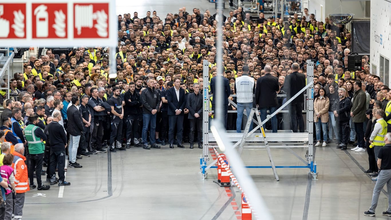 Mitarbeiter auf dem Mercedes-Benz-Werksgelände in Sindelfingen: Nach den tödlichen Schüssen am vergangenen Donnerstag fand nun eine Schweigeminute für die Opfer statt.