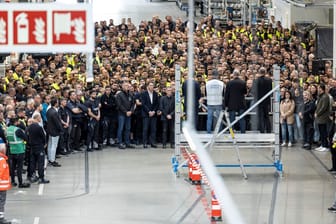 Mitarbeiter auf dem Mercedes-Benz-Werksgelände in Sindelfingen: Nach den tödlichen Schüssen am vergangenen Donnerstag fand nun eine Schweigeminute für die Opfer statt.