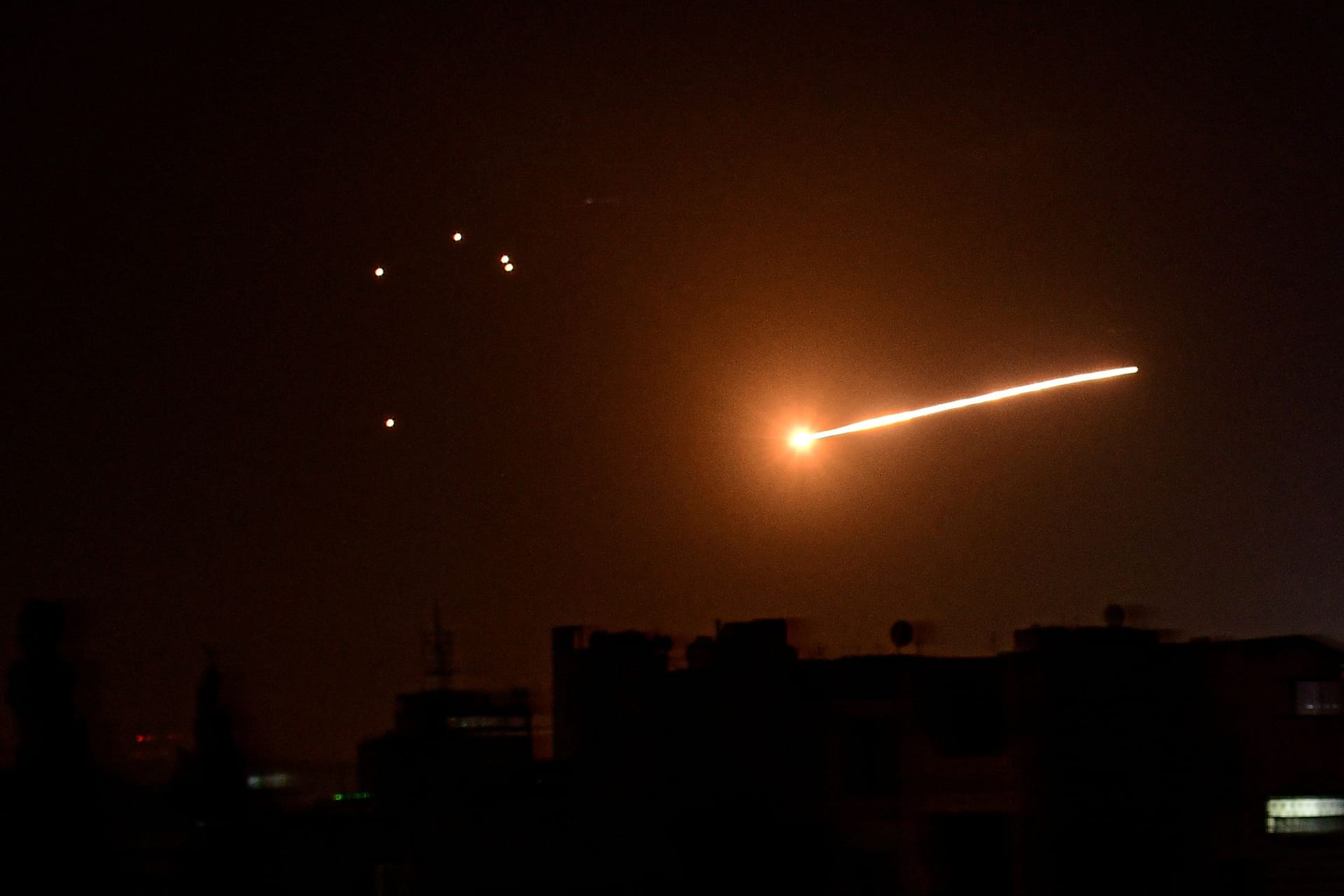 Lichtstreif einer Rakete am Himmel über Syrien (Symbolbild): Syrische Staatsmedien berichten von Luftangriffen aus Israel auf den Flughafen von Aleppo.