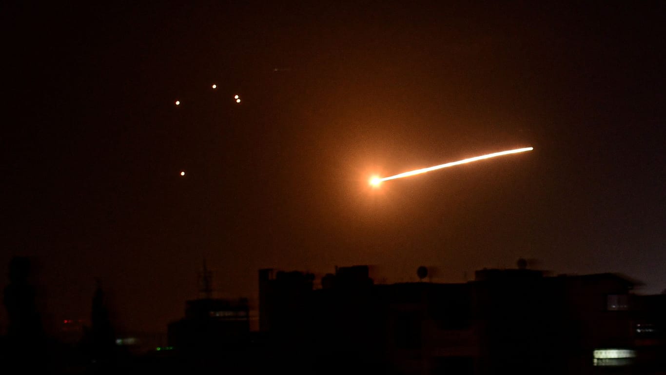 Lichtstreif einer Rakete am Himmel über Syrien (Symbolbild): Syrische Staatsmedien berichten von Luftangriffen aus Israel auf den Flughafen von Aleppo.