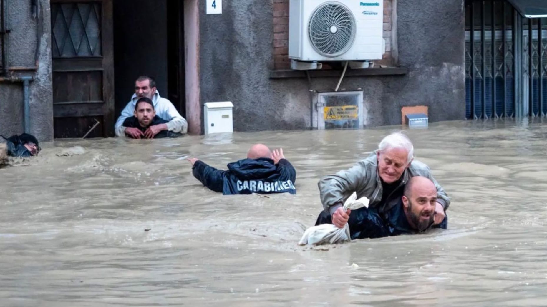 Schwere Überschwemmungen: Neun Menschen starben in Italien.