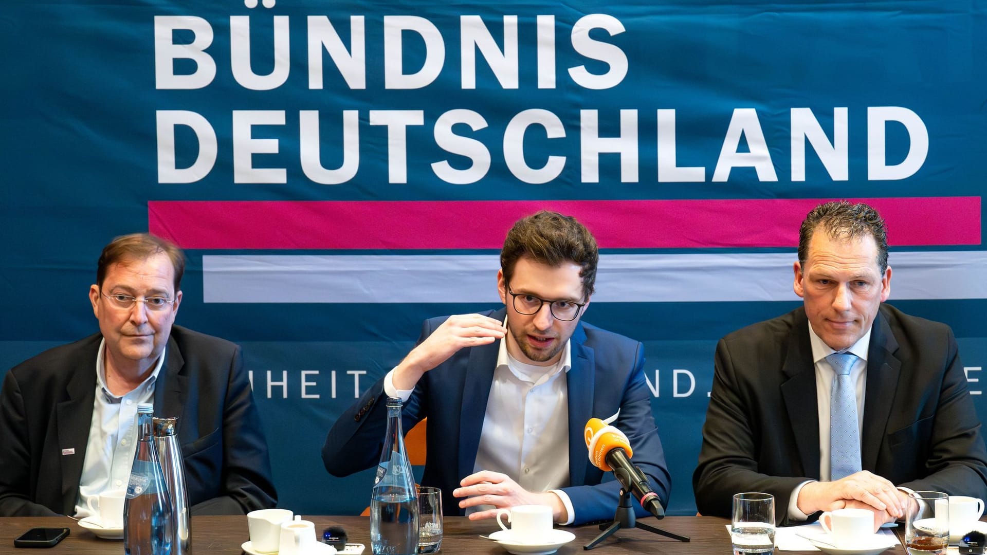 Bremens BiW-Spitzenkandidat Piet Leidreiter (v.l.), Niklas Stadelmann, Generalsekretär bei Bündnis Deutschland, und Jan Timke, Spitzenkandidat der Bürger in Wut in Bremerhaven.