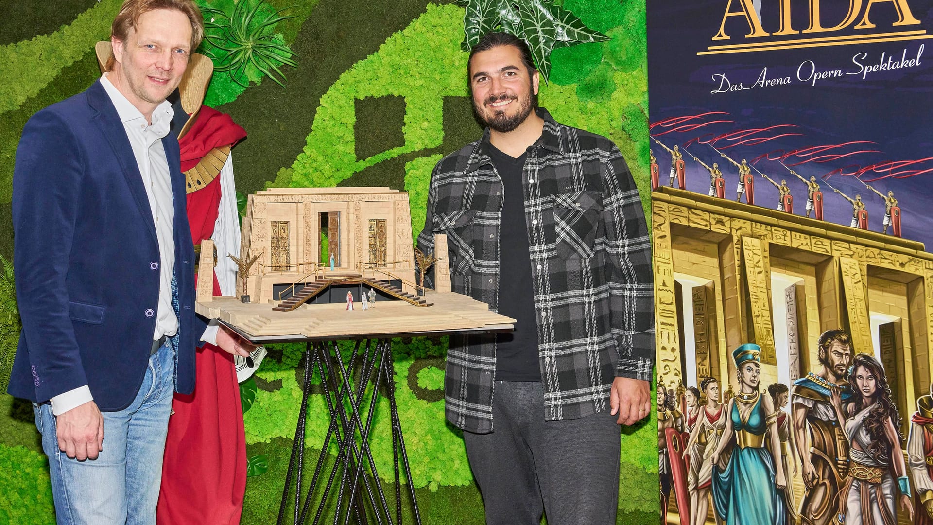 Produzent Jasper Barendregt (li.) und Nico Röger von Hannover Concerts bei der Vorstellung von "Aida".