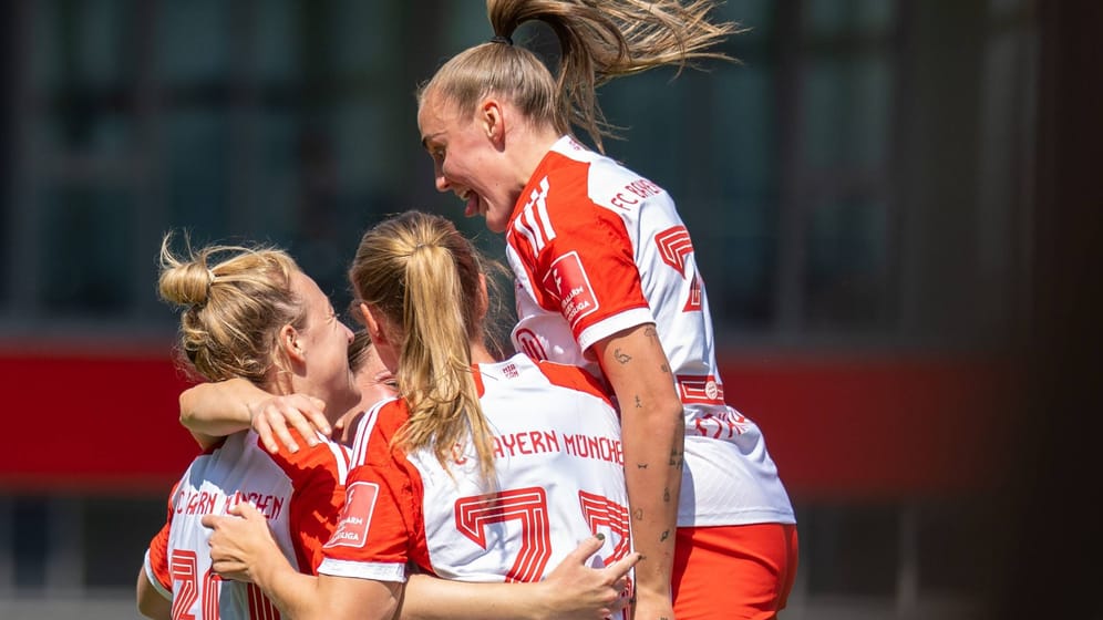 Die Bayern-Frauen jubeln über das Tor von Carolin Simon.