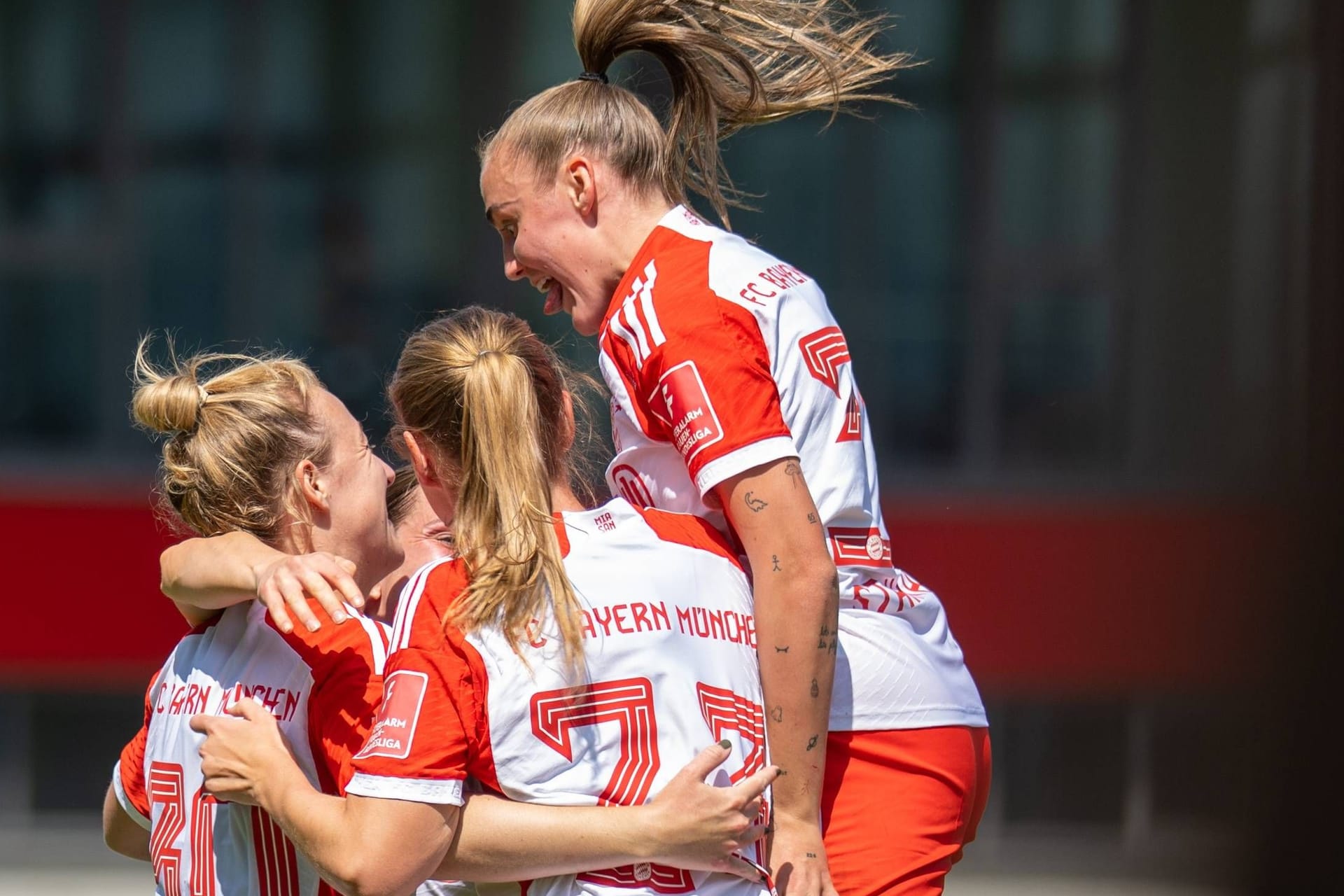 Die Bayern-Frauen jubeln über das Tor von Carolin Simon.