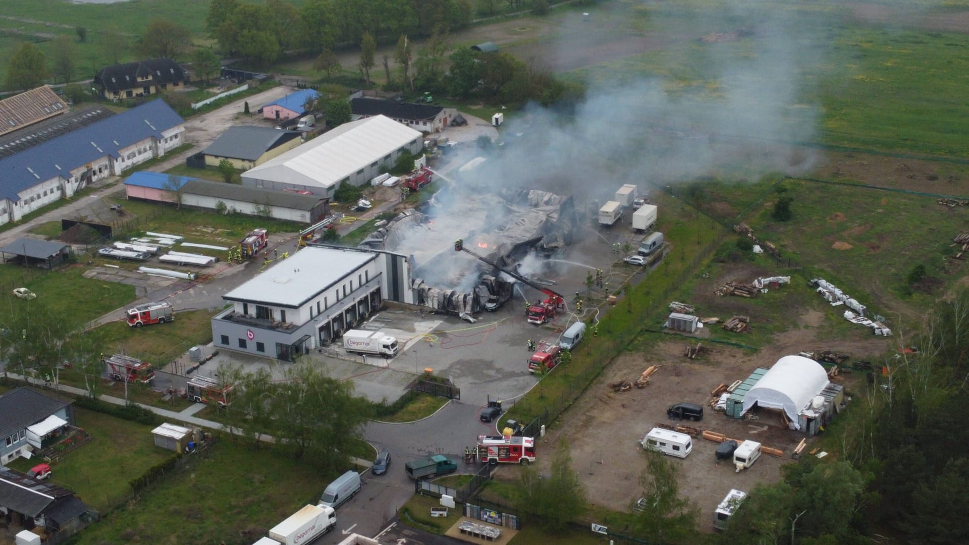 Wegen des Brands einer Lagerhalle kommt es zu starker Rauchentwicklung.