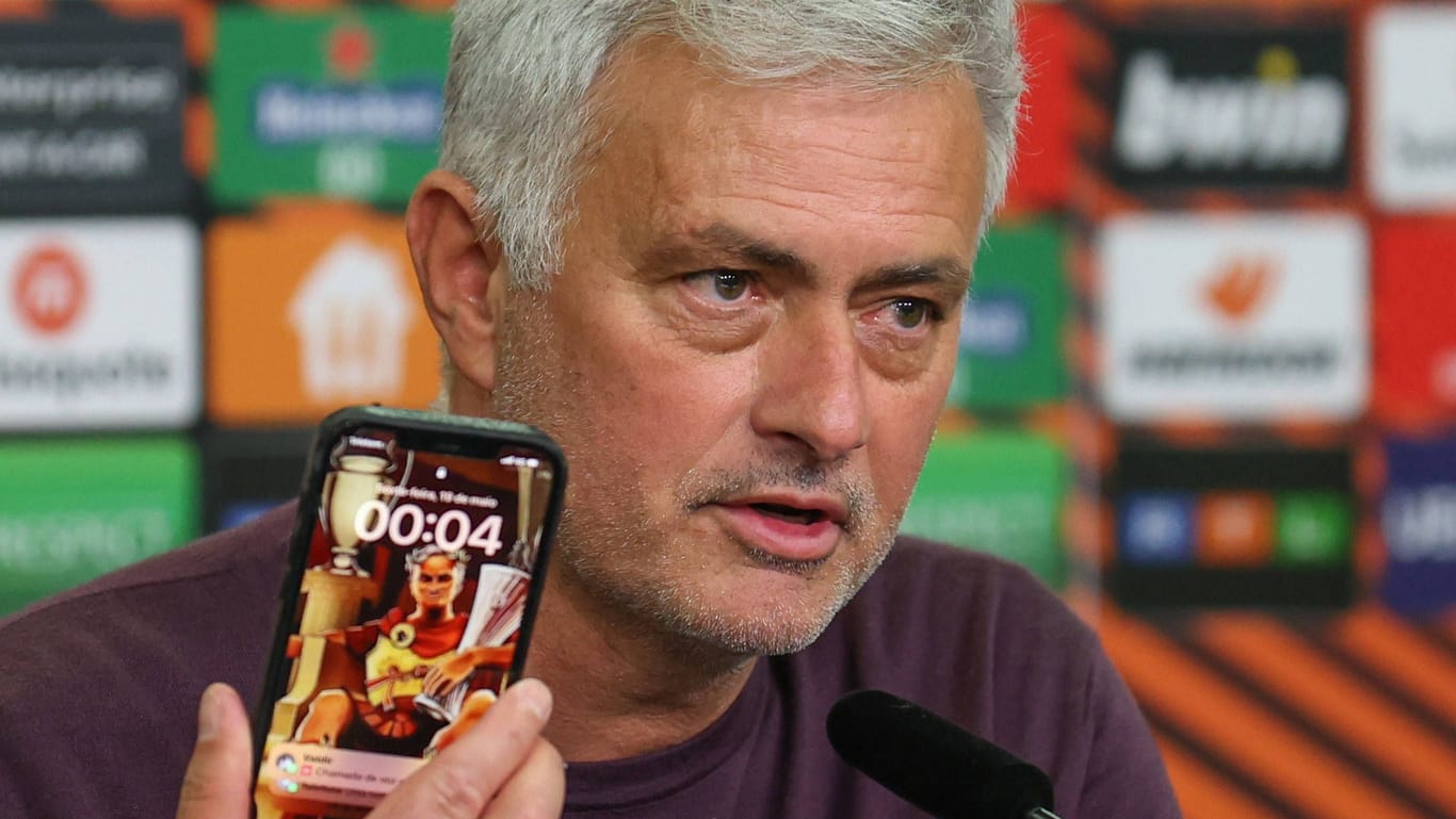 Startrainer José Mourinho zeigt nach dem Spiel in Leverkusen sein Smartphone: auf dem Sperrbildschirm sitzt ein Römer mit Europa League-Pokal.