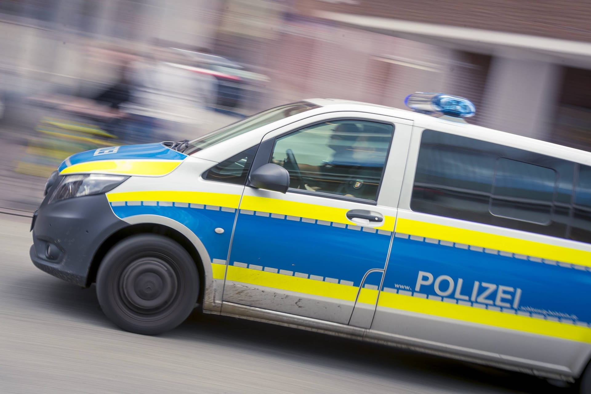 Ein Polizeiauto (Symbolbild): Die Tatverdächtigen müssen sich nun vor Gericht verantworten.