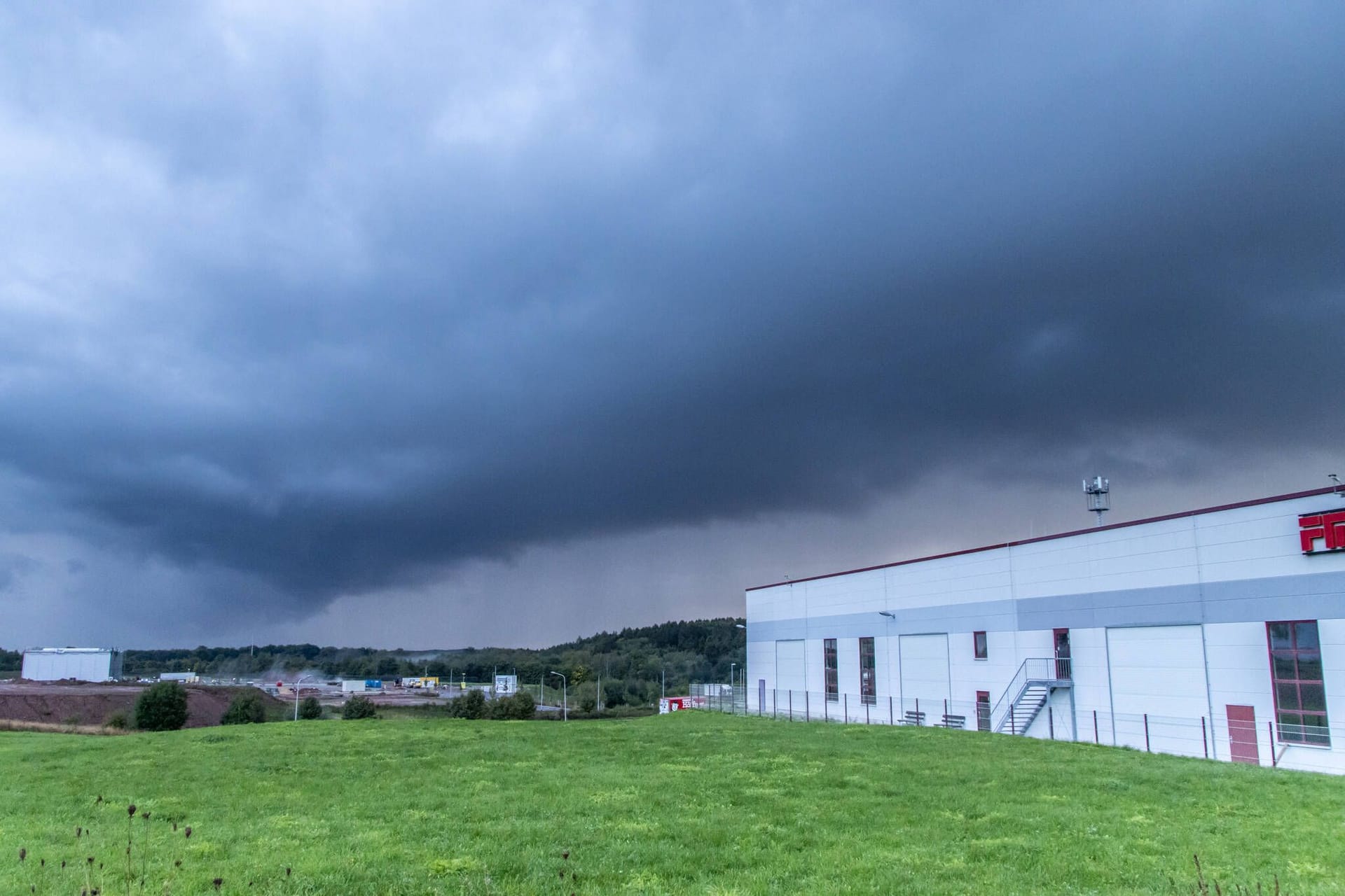 Dunkle Regenwolken (Symbolbild): Neben viel Sonne erwartet manche Regionen auch Gewitter.