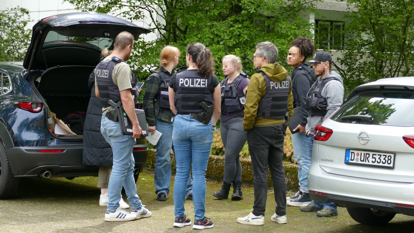 Polizisten bei einer Besprechung in der Siedlung.