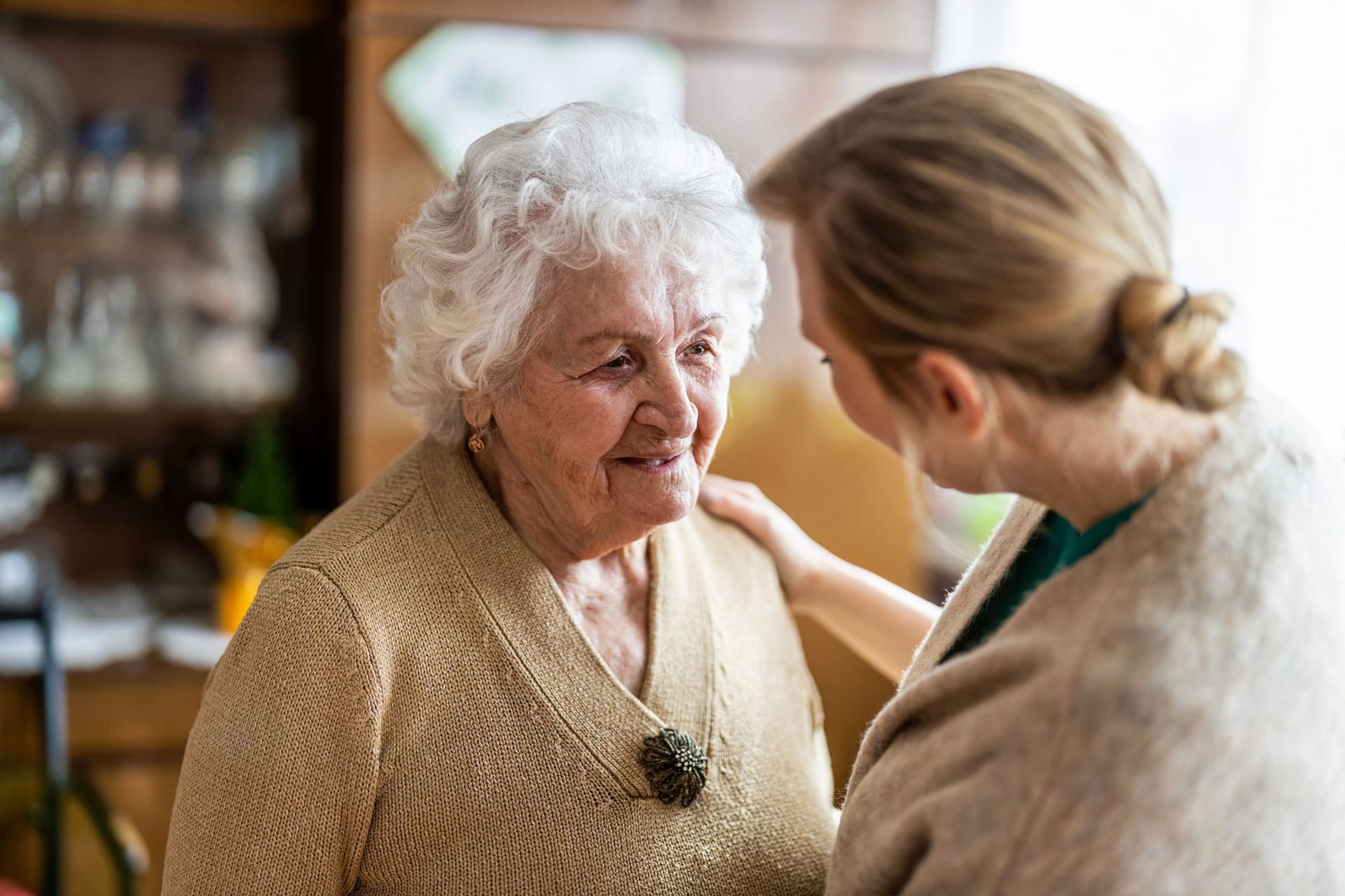 Ältere Frau im Gespräch (Symbolbild): Vier von fünf Pflegebedürftigen werden zu Hause von Angehörigen versorgt.