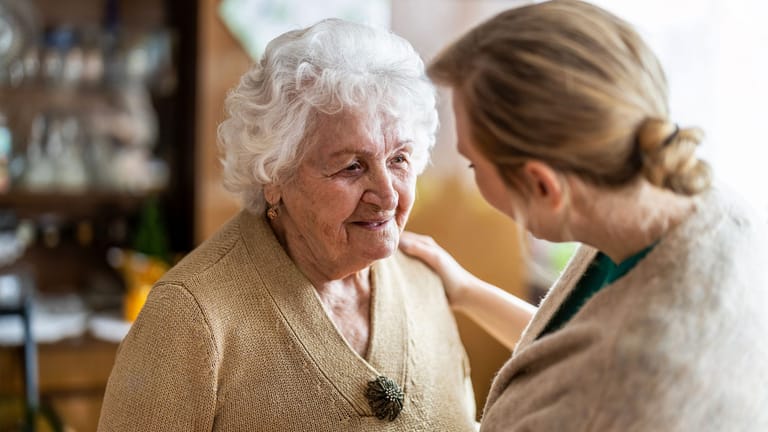 Ältere Frau im Gespräch (Symbolbild): Vier von fünf Pflegebedürftigen werden zu Hause von Angehörigen versorgt.