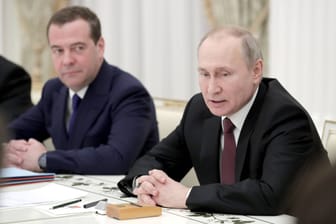 Wladimir Putin mit Dimitri Medwedew: Aus Russland kommt jetzt ein neuer Vorschlag – die Ukraine soll aufgeteilt werden.