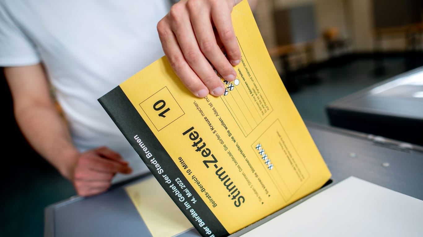 Ein Bürger wirft seinen Stimmzettel in eine Wahlurne (Archivbild): Bei der Wahl zur Bremischen Bürgerschaft hatten die Grünen Stimmen verloren.