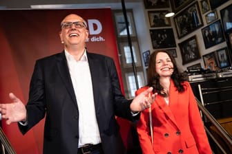 Andreas Bovenschulte und seine Partnerin Kerstin Krüger in der Ständigen Vertretung in Bremen. Dort findet die Wahlparty der SPD statt.
