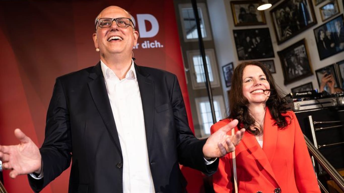 Andreas Bovenschulte und seine Partnerin Kerstin Krüger in der Ständigen Vertretung in Bremen. Dort findet die Wahlparty der SPD statt.