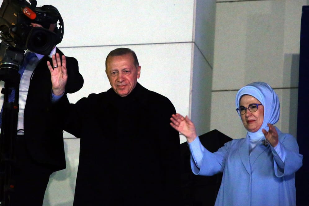 Präsident Recep Tayyip Erdoğan und seine Frau Emine begrüßen Anhänger in der Parteizentrale in Ankara: Kommt es zu einer Stichwahl?