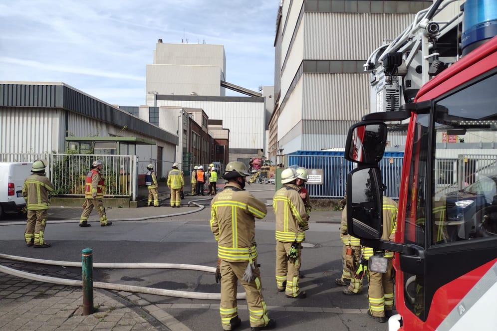 Einsatzkräfte der Feuerwehr vor den Türen der Stadtwerke: Das Feuer konnte gelöscht werden.