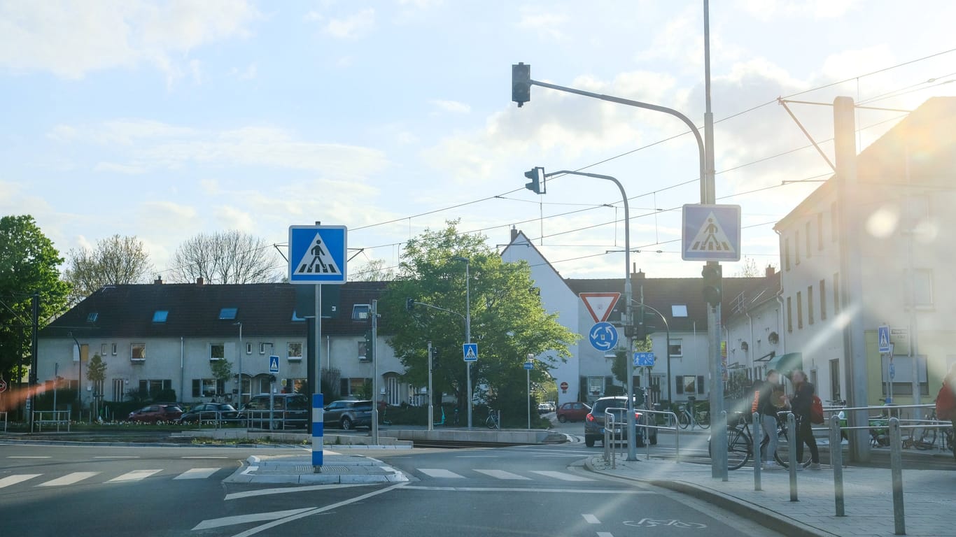 Kreisverkehr (Symbolbild): Im Landkreis Hildesheim sind zwei Menschen bei einem Verkehrsunfall schwer verletzt worden.