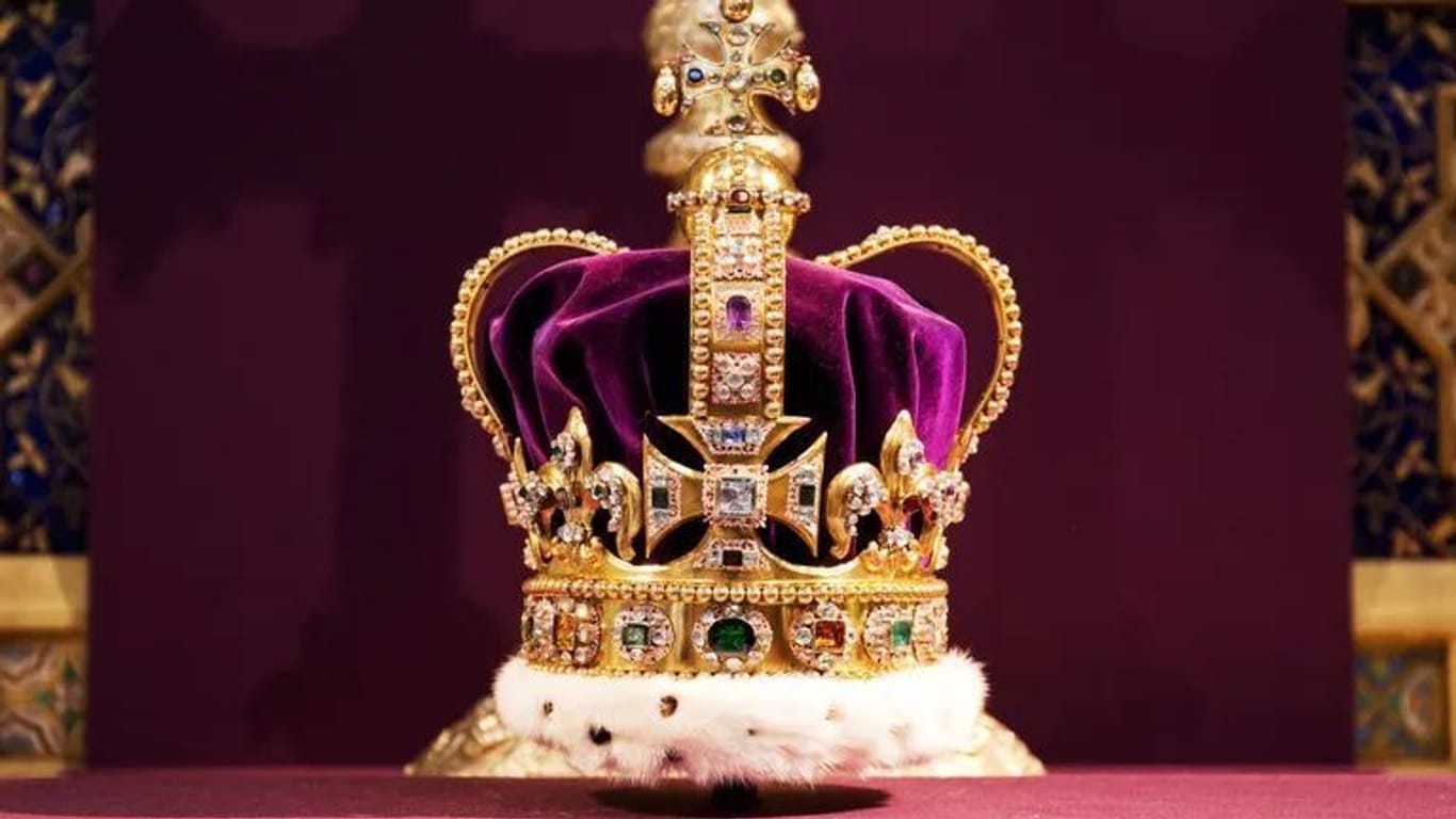 Die britische Edwards-Krone ist mit 400 Edelsteinen besetzt und soll mehr als vier Millionen Euro wert sein.