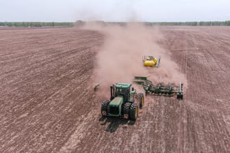 Traktor bei der Arbeit: In Schleswig-Holstein ist ein junger Landwirt ums Leben gekommen.