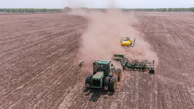 Traktor bei der Arbeit: In Schleswig-Holstein ist ein junger Landwirt ums Leben gekommen.
