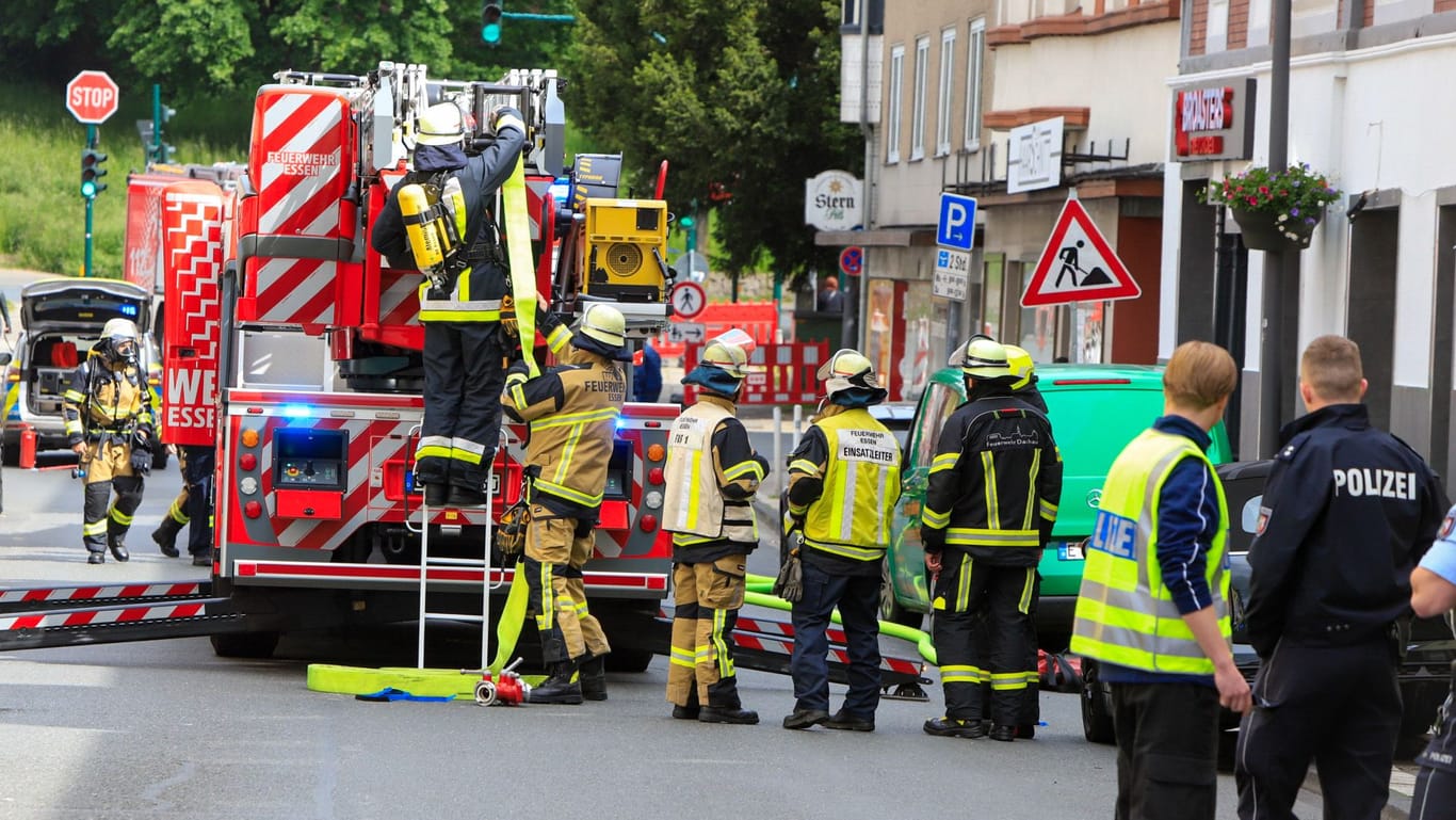 Einsatzkräfte der Feuerwehr und Polizei in der Huesstraße: Ein Mann drohte, in einem Mehrfamilienhaus Feuer zu legen.