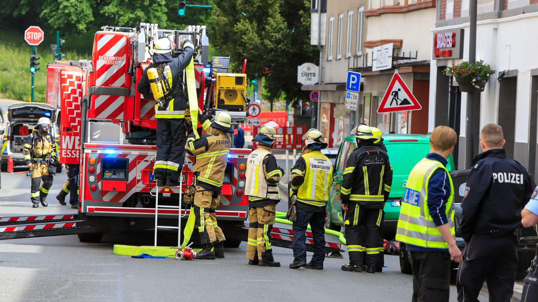 Einsatzkräfte der Feuerwehr und Polizei in der Huesstraße: Ein Mann drohte, in einem Mehrfamilienhaus Feuer zu legen. Einsatzkräfte der Feuerwehr und Polizei in der Huesstraße: Ein Mann drohte, in einem Mehrfamilienhaus Feuer zu legen.