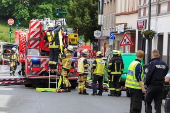 Einsatzkräfte der Feuerwehr und Polizei in der Huesstraße: Ein Mann drohte, in einem Mehrfamilienhaus Feuer zu legen.
