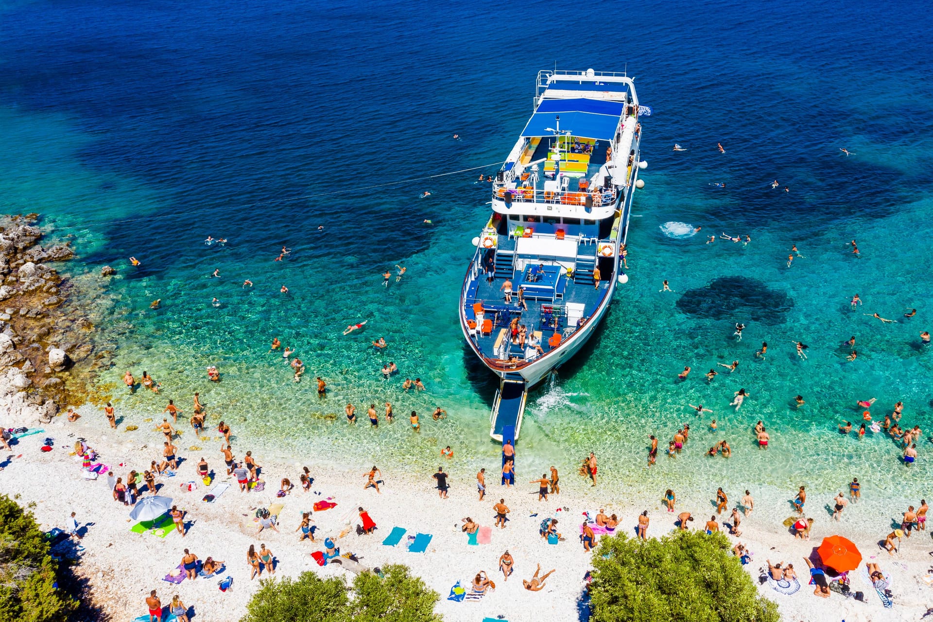 Voller Strand in Griechenland: Urlauber sollen sich laut TUI-Chef nicht auf Last-Minute-Schnäppchen verlassen. Voller Strand in Griechenland: Urlauber sollen sich laut TUI-Chef nicht auf Last-Minute-Schnäppchen verlassen.