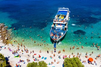 Voller Strand in Griechenland: Urlauber sollen sich laut TUI-Chef nicht auf Last-Minute-Schnäppchen verlassen.