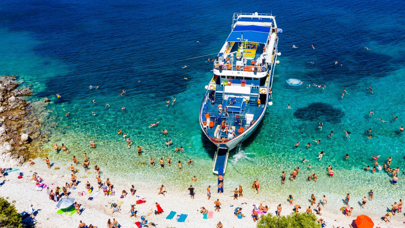 Voller Strand in Griechenland: Urlauber sollen sich laut TUI-Chef nicht auf Last-Minute-Schnäppchen verlassen.