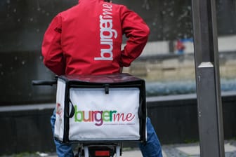 Ein Fahrer von "BurgerMe" mit einer Lieferung (Symbolbild): Die Bestellungen werden ausschließlich per E-Bike ausgliefert.