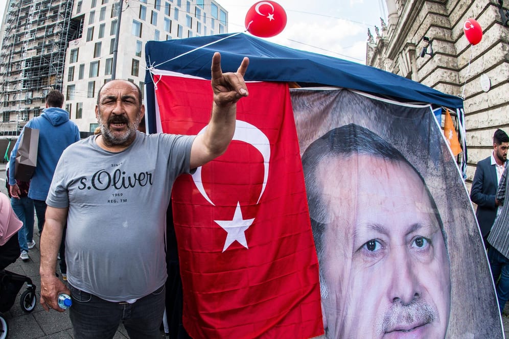 Erdogan-Anhänger in München vor der Wahl: Der türkische Präsident hat unter Türken in Deutschland anteilig mehr Anhänger als in der Heimat.