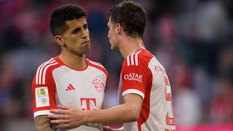 João Cancelo (l.) und Benjamin Pavard: Die beiden Abwehrspieler gehören zu den Abschiedskandidaten beim FC Bayern.