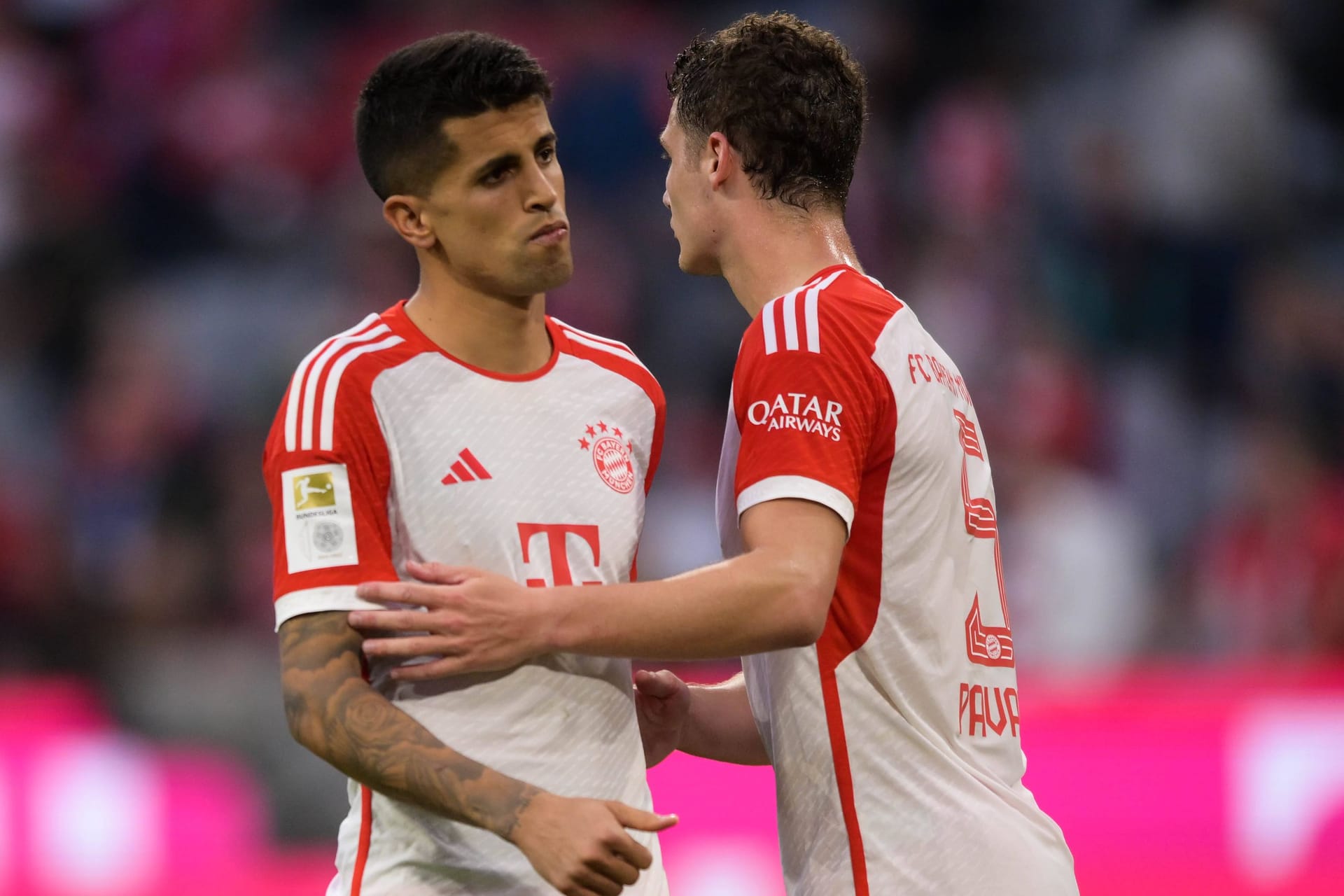 João Cancelo (l.) und Benjamin Pavard: Die beiden Abwehrspieler gehören zu den Abschiedskandidaten beim FC Bayern.