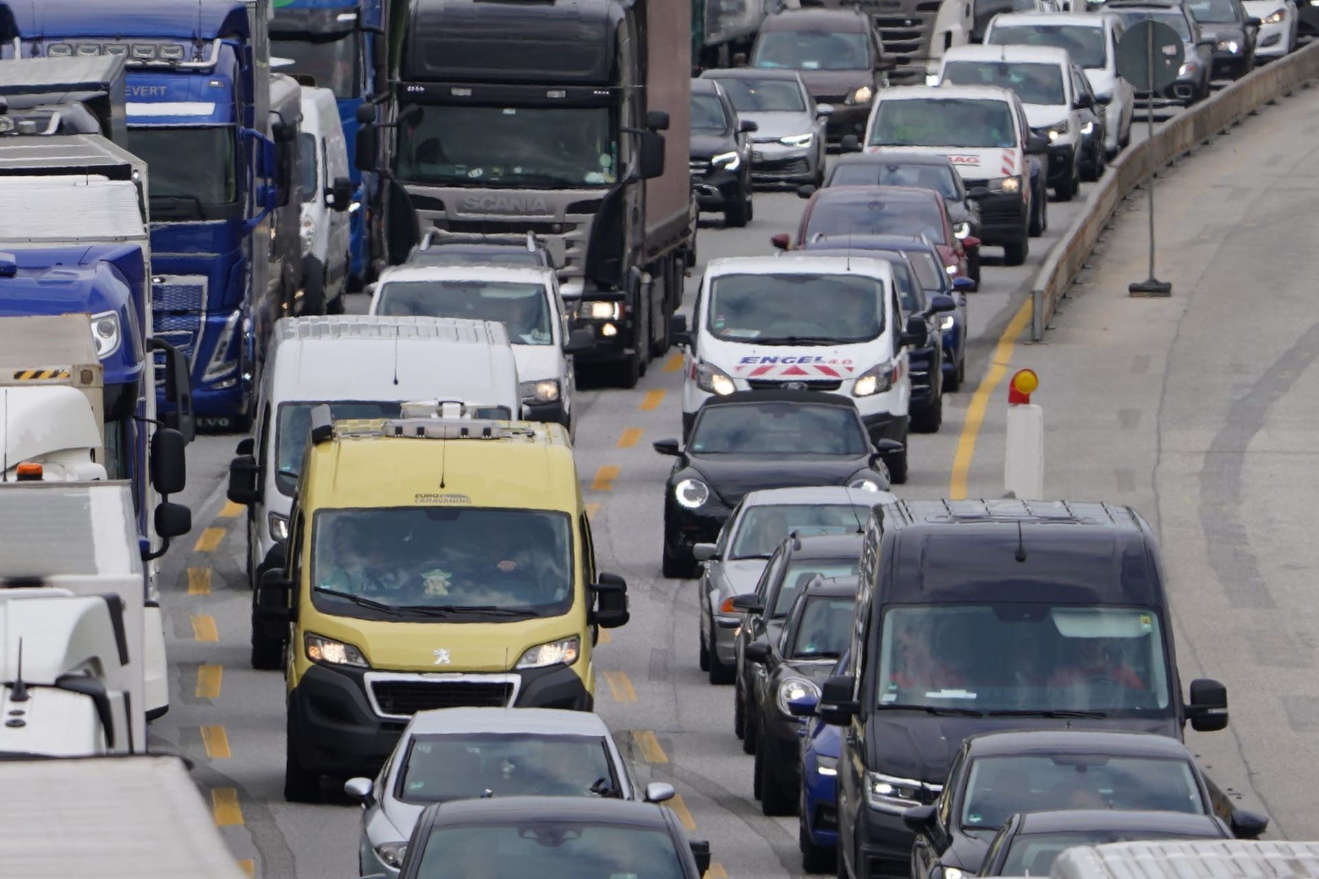 Fahrzeuge stauen sich auf der Autobahn A7 vor dem Elbtunnel.