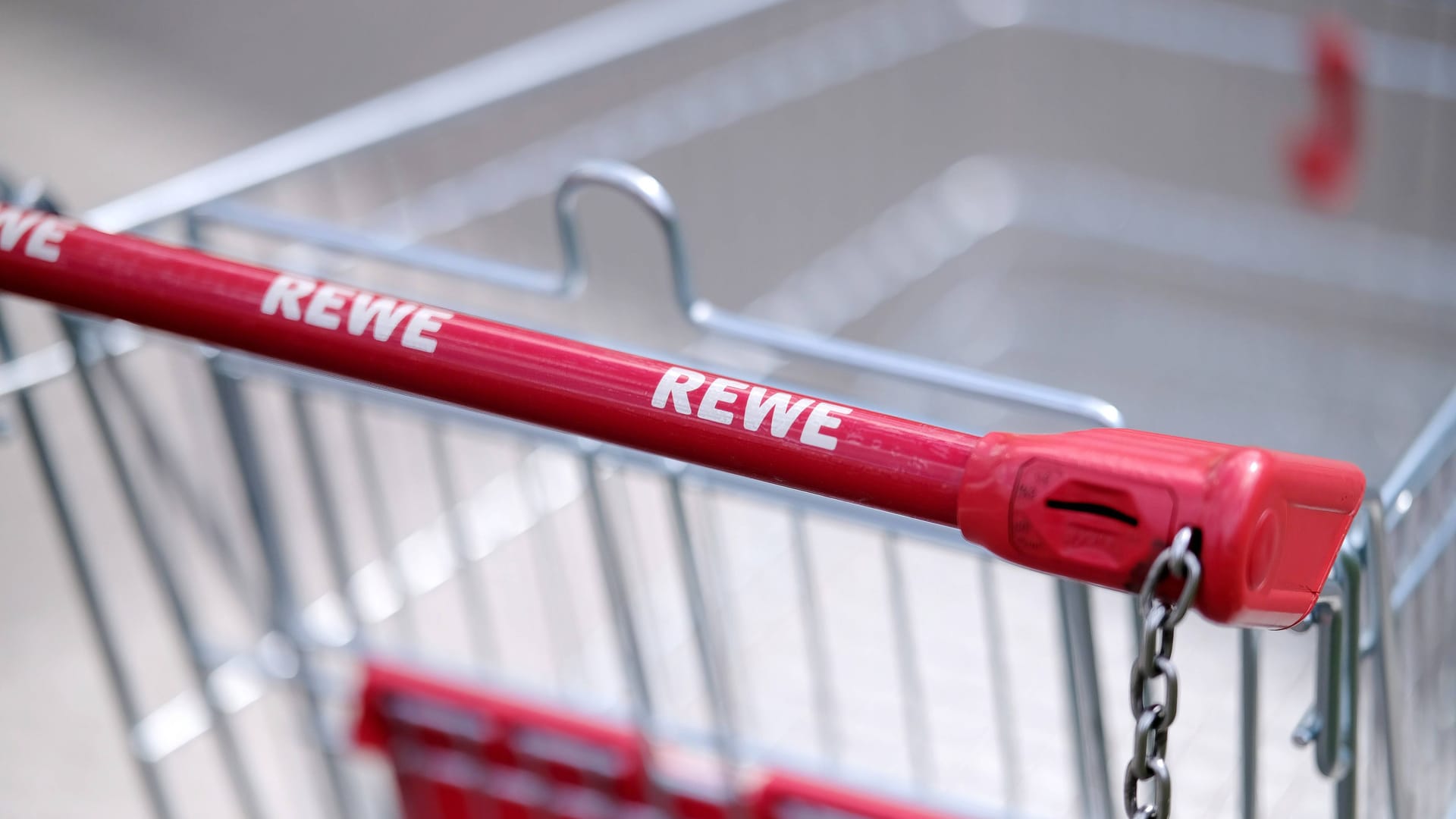 Wer nicht schieben will: REWE testet derzeit eine neue Lieferoption.