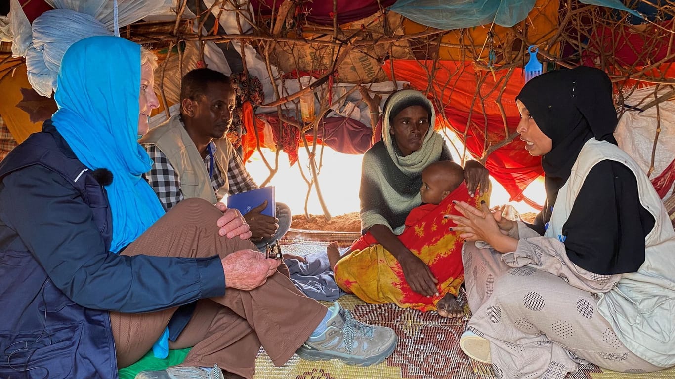 Cindy McCain mit Flüchtlingen in Somalia.