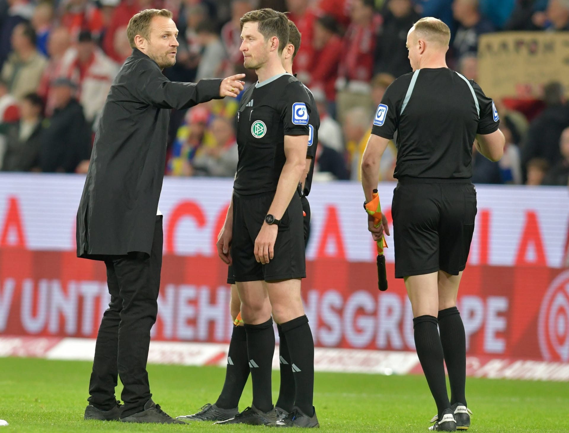 Mainzer Coach Bo Svensson (l.) und Matthias Jöllenbeck: Ein später Elfmeter im Spiel gegen Schalke brachte Svensson in Rage.