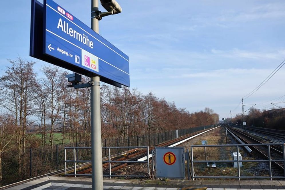 Ein Schild mit einem Pictogramm "Durchgang verboten" ist am Ende des Bahnsteigs auf dem S-Bahnhof Allermöhe zu sehen: Hier kam es zu dem tödlichen Bahnunfall.