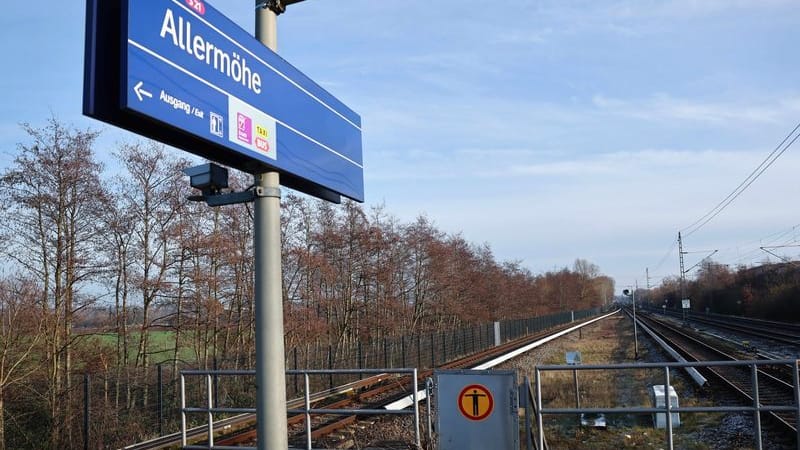 Ein Schild mit einem Pictogramm "Durchgang verboten" ist am Ende des Bahnsteigs auf dem S-Bahnhof Allermöhe zu sehen: Hier kam es zu dem tödlichen Bahnunfall. Ein Schild mit einem Pictogramm "Durchgang verboten" ist am Ende des Bahnsteigs auf dem S-Bahnhof Allermöhe zu sehen: Hier kam es zu dem tödlichen Bahnunfall.