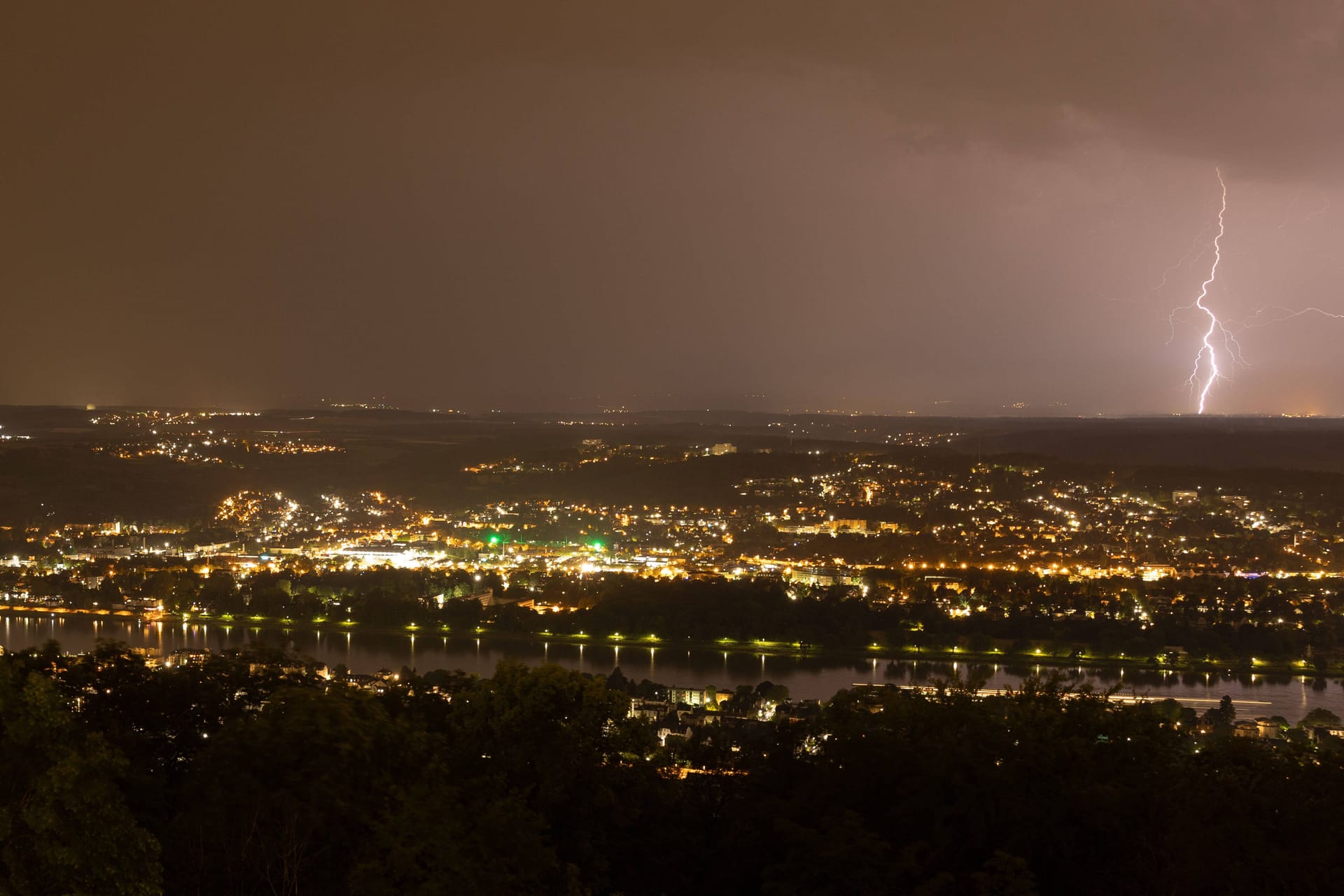 Ein Blitz über dem Rheinland (Symbolbild): Das Wetter im Westen soll jetzt wärmer werden.