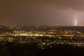 Ein Blitz über dem Rheinland (Symbolbild): Das Wetter im Westen soll jetzt wärmer werden.