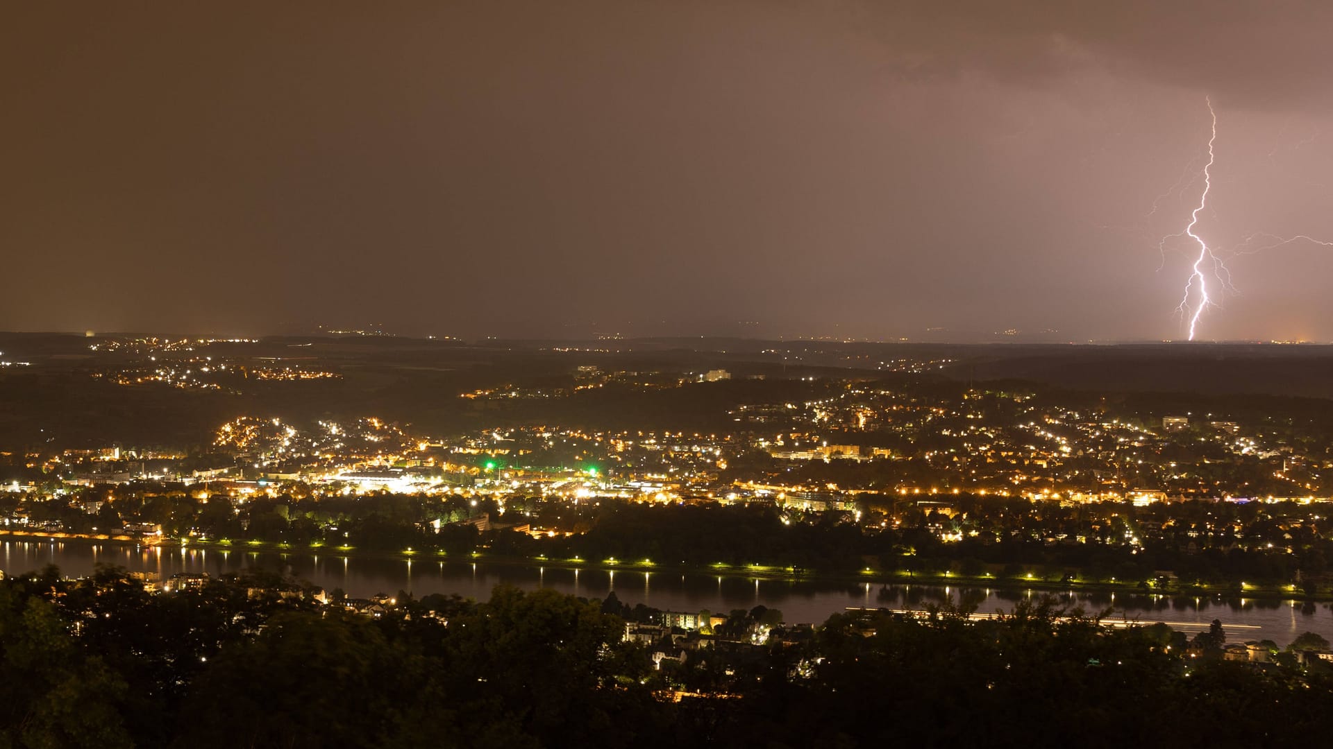 Ein Blitz über dem Rheinland (Symbolbild): Das Wetter im Westen soll jetzt wärmer werden. Ein Blitz über dem Rheinland (Symbolbild): Das Wetter im Westen soll jetzt wärmer werden.
